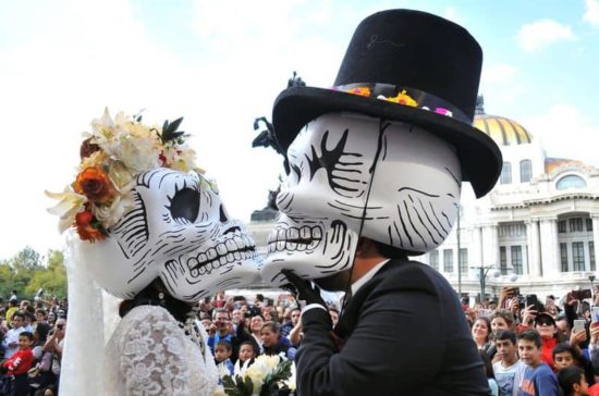 Dia De Los Muertos: Fotos der Parade in Mexiko-City