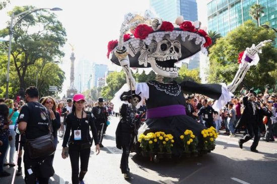 Dia De Los Muertos: Fotos der Parade in Mexiko-City