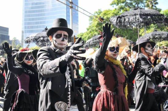 Dia De Los Muertos: Fotos der Parade in Mexiko-City