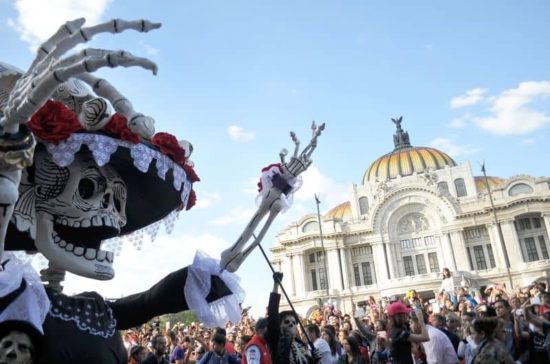 Dia De Los Muertos: Fotos der Parade in Mexiko-City