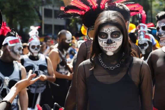 Dia De Los Muertos: Fotos der Parade in Mexiko-City