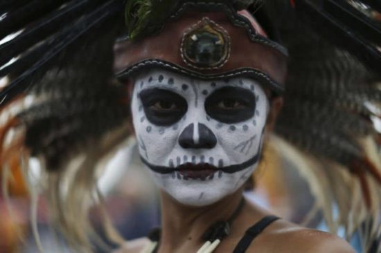 Dia De Los Muertos: Fotos der Parade in Mexiko-City
