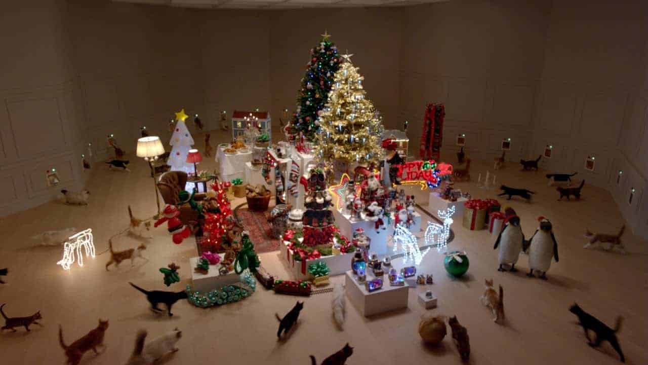 Ein Rudel Katzen zerspielt ein überdekoriertes Weihnachts-Zimmer