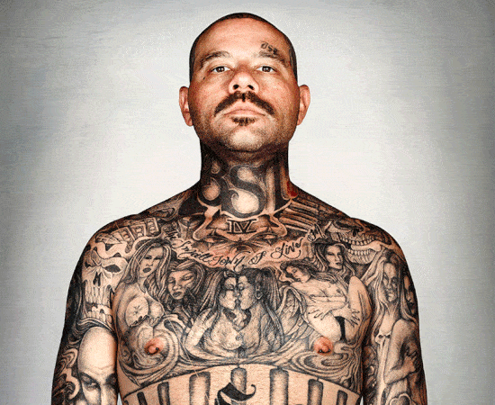 Tatuaże gangów usunięte cyfrowo