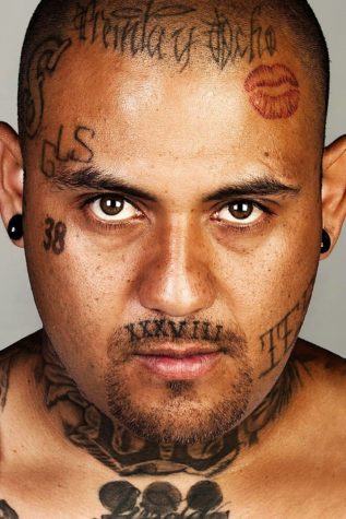 I tatuaggi delle gang rimossi digitalmente