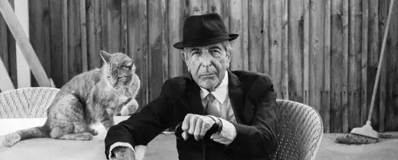 Tá Leonard Cohen, máistir lionn dubh, tar éis bháis