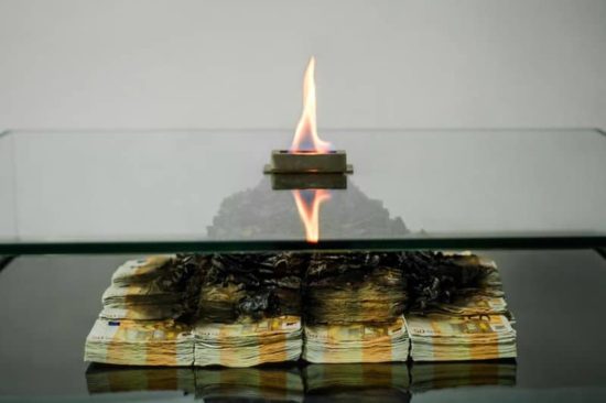 Table fireplace made of burning € 50 bills