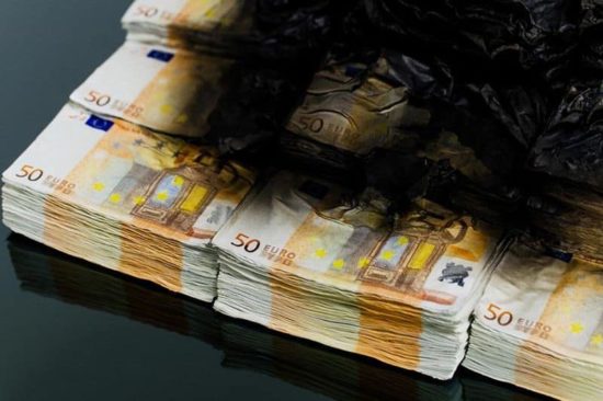 Tischkamin aus brennenden 50 € Scheinen