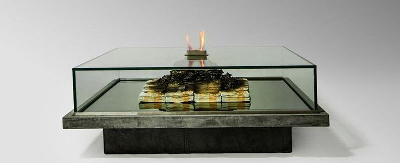 Tischkamin aus brennenden 50 € Scheinen