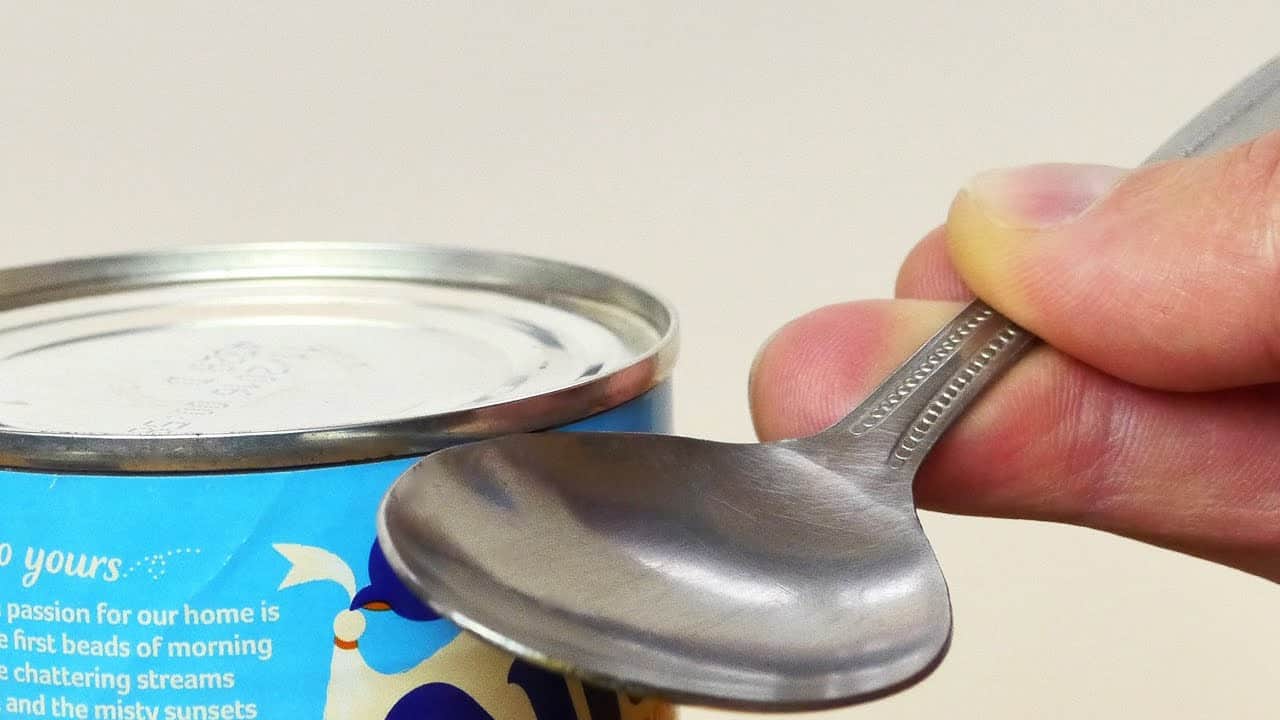 Wie man eine Dose mit einem Löffel öffnet