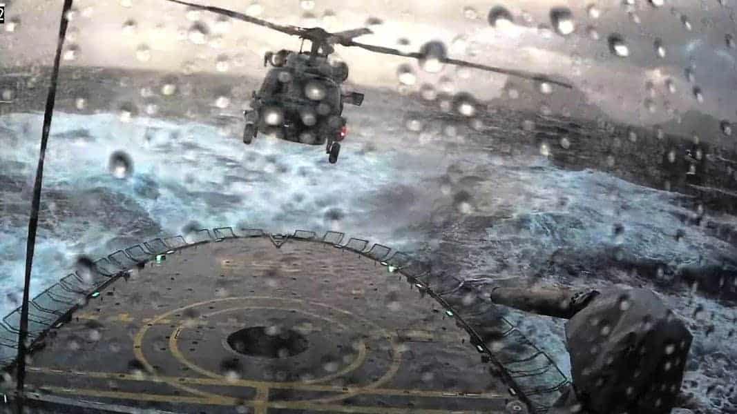 Landing af en helikopter på hård sø fra et førstepersonsperspektiv