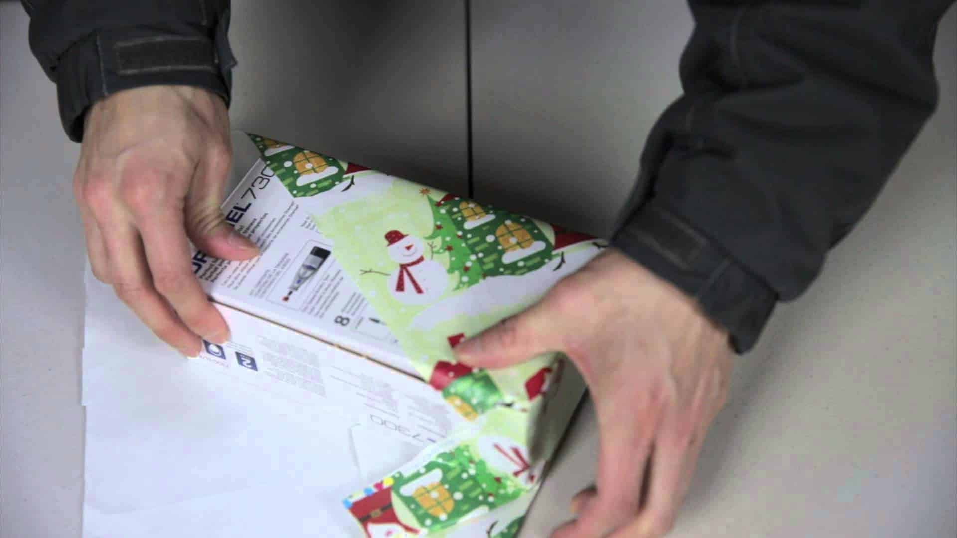 Lifehack: Wie man in nur 15 Sekunden ein Geschenk verpackt