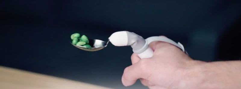 Liftware Level: Löffel bleibt immer gerade, egal in welcher Lage