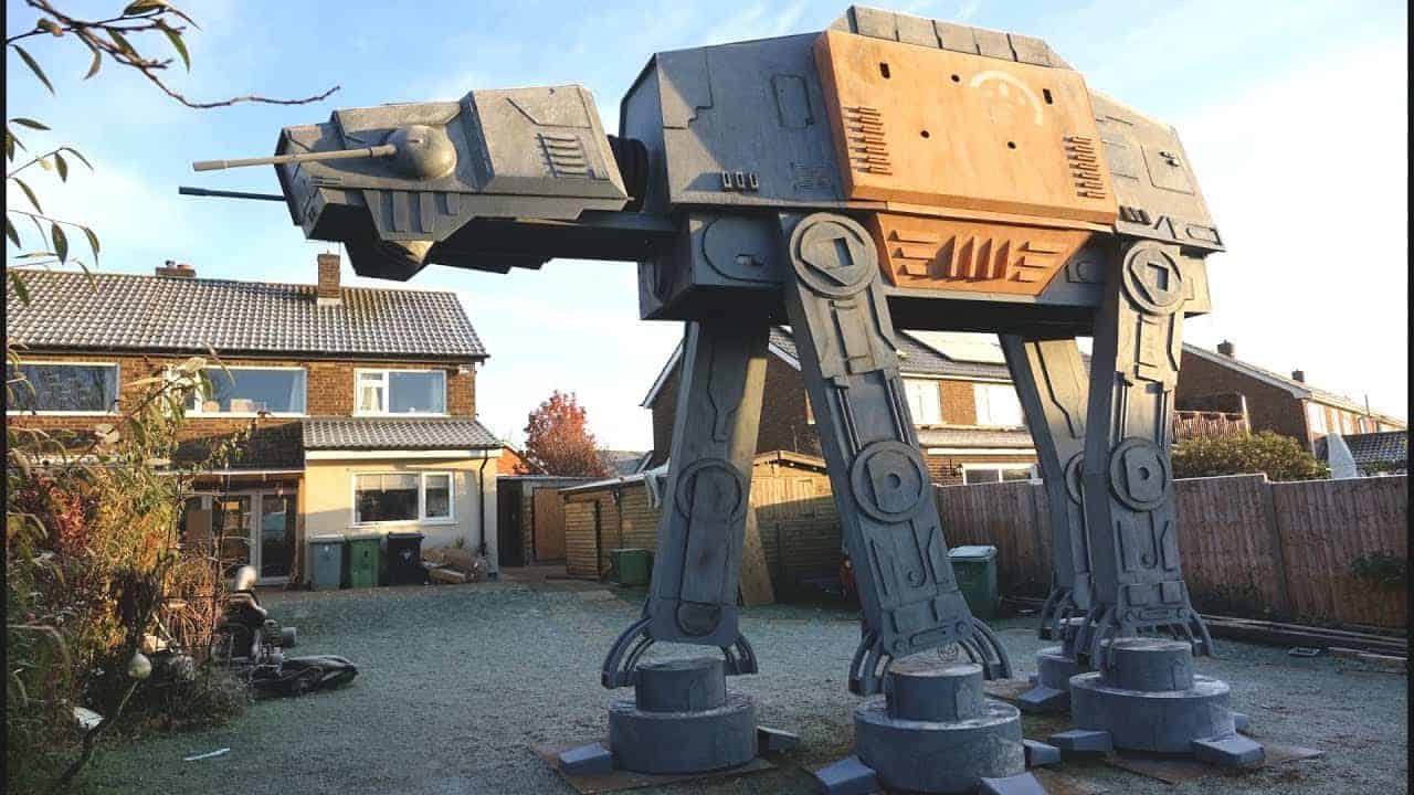 Riesiger, begehbarer AT-AT im eigenen Garten