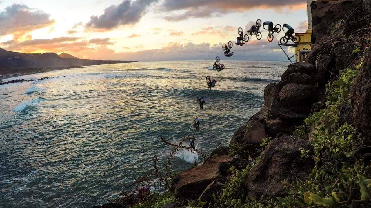 Sich mit einem Front Flip auf Gran Canaria ins Meer stürzen