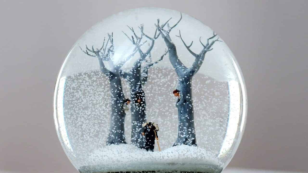 Surreale Welten eingefangen in einer Schneekugel