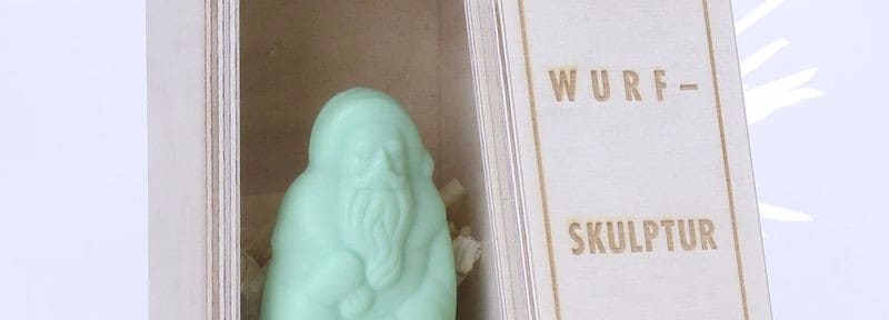 Subversiver Weihnachtsmann mit Farb-Füllung als Wurf-Skulptur