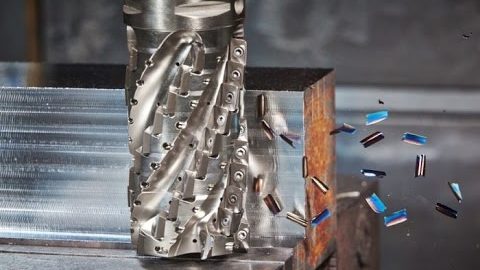 Fresatura di metalli CNC al lavoro