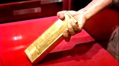 Der Versuch, einen Goldbarren aus einem Glaskasten zu holen