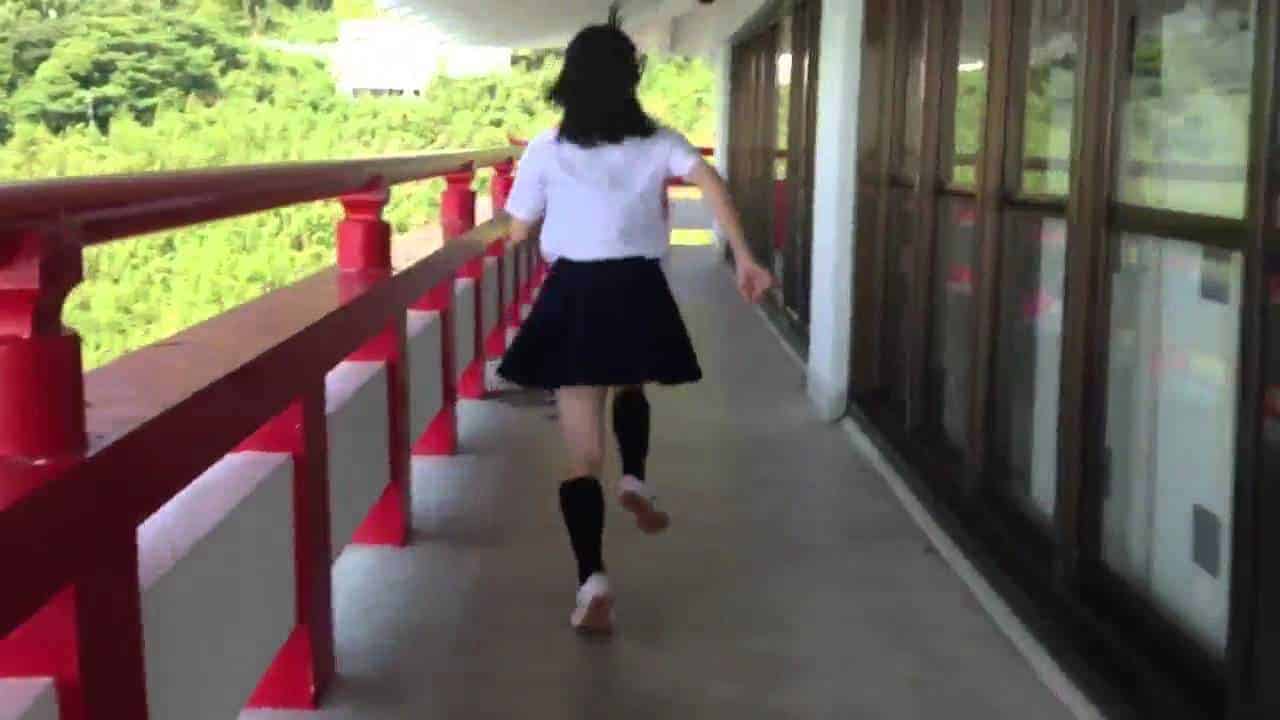 Japanse schoolmeisjes op parkour
