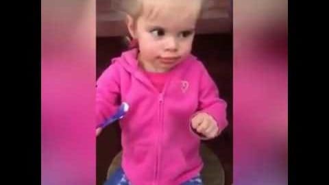 Nur ein kleines Mädchen, dass zum ersten Mal Eis isst