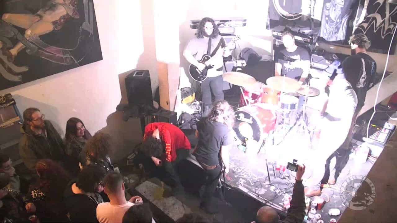 Typ verschläft Doom Metal-Show auf der Bühne