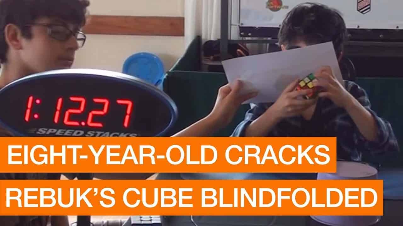 Criança de 8 anos resolve cegamente o cubo mágico