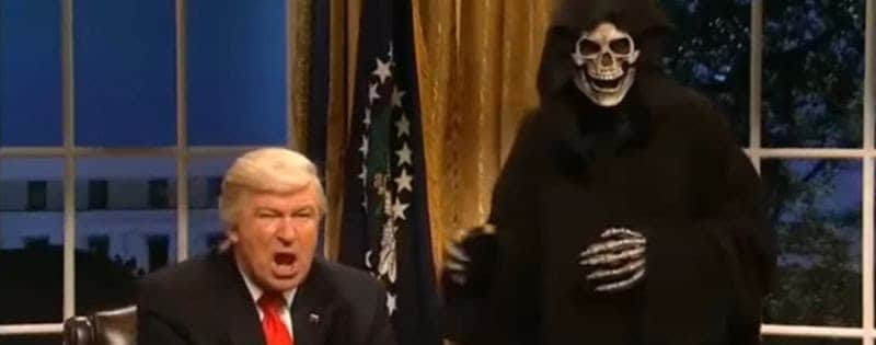 Baldŭin malmuntas Trump & Bannon en Saturday Night Live