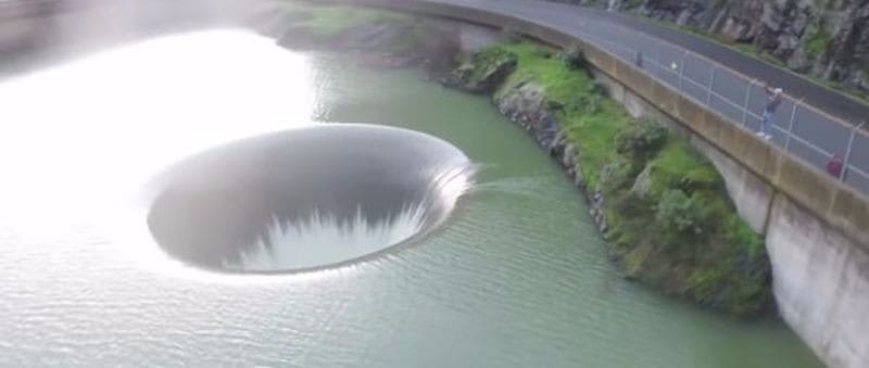 Glory Hole: Sådan drænes vand fra et reservoir