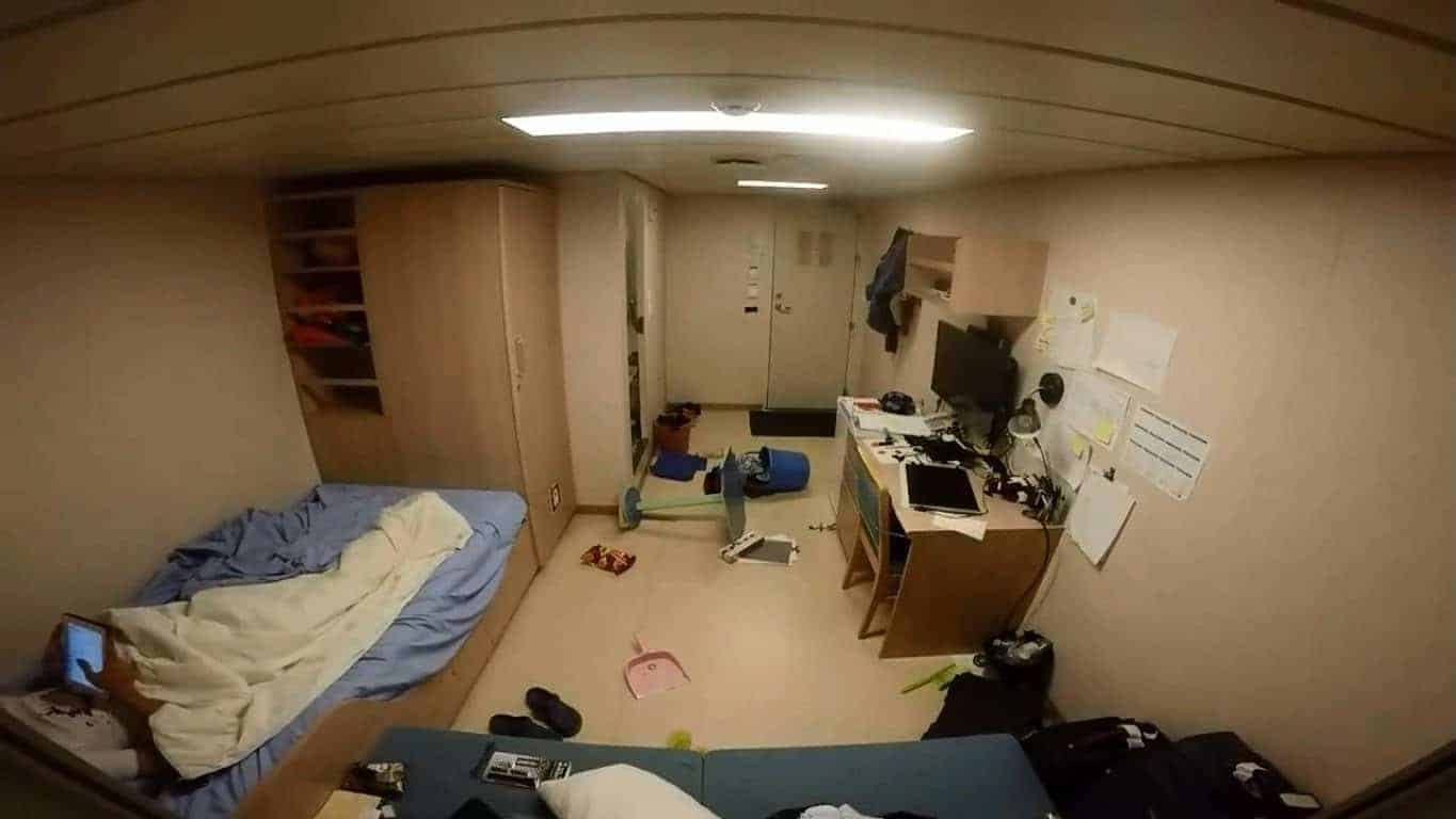 In der Kajüte eines Frachtschiffs bei schwerem Seegang
