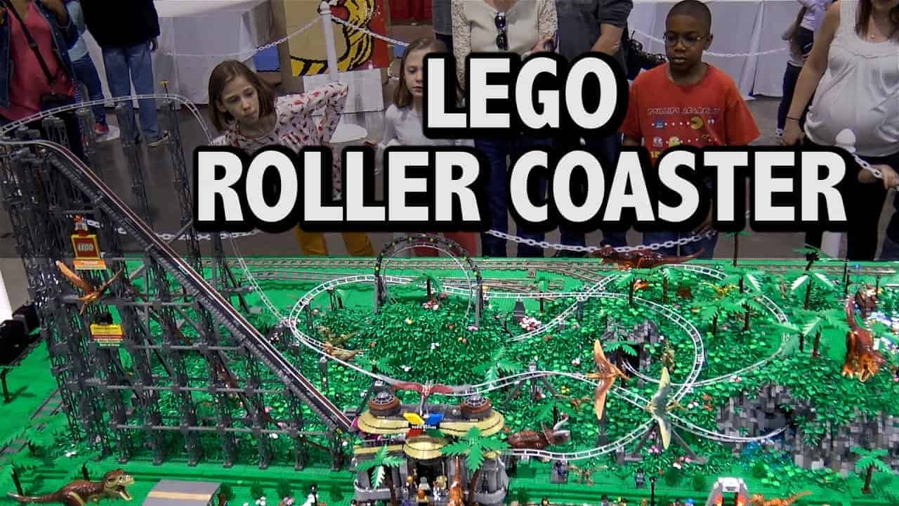 Kolejka górska Lego w parku rozrywki z dinozaurami