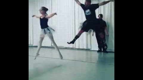 Väter, die mit ihren Töchtern Ballett lernen