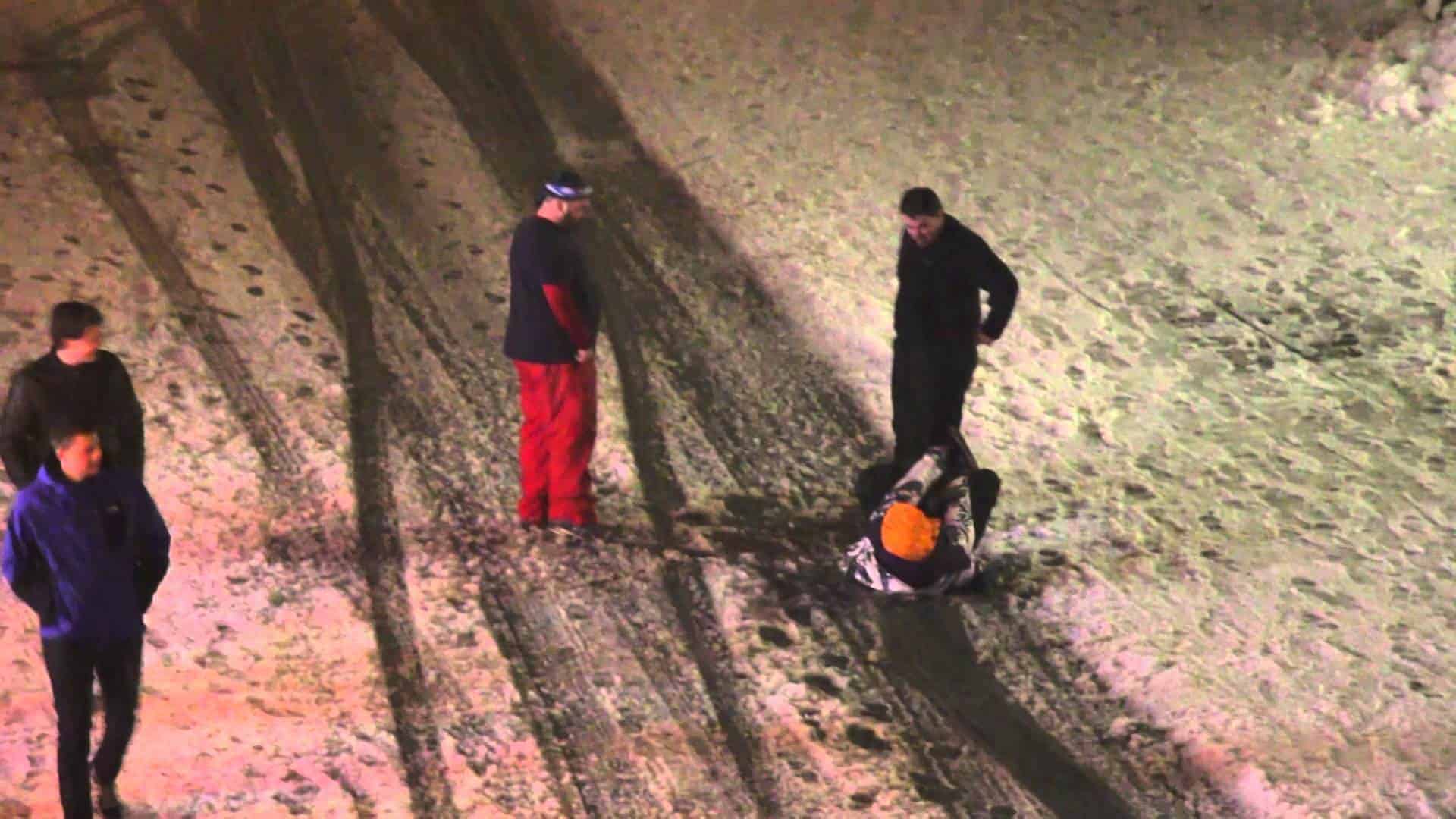 Wie man den betrunkenen Freund vom Aprés Ski nach Hause bringt