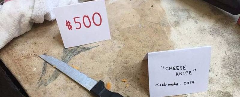 Wenn die WG zur Ausstellung wird: Mitbewohner stellt Herumliegendes als Kunst aus