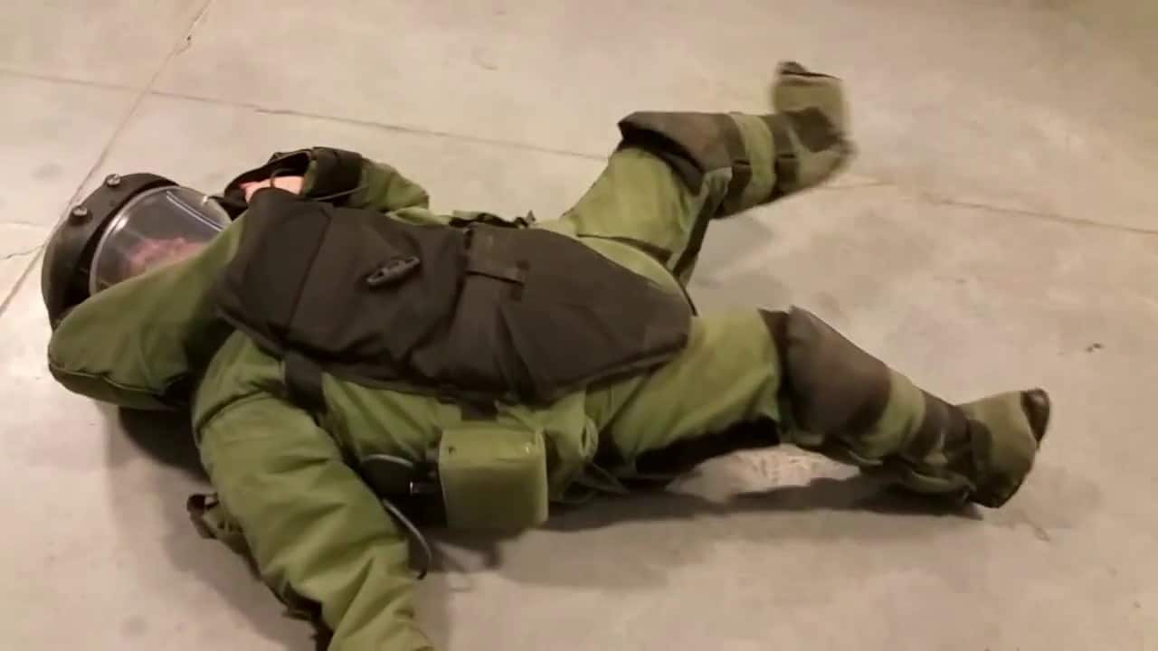 In einem Bombenschutzanzug sollte man nicht umfallen