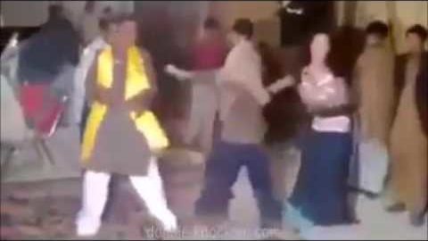 Muslim schlägt asiatische Frau – und diese wird zu Bruce Lee