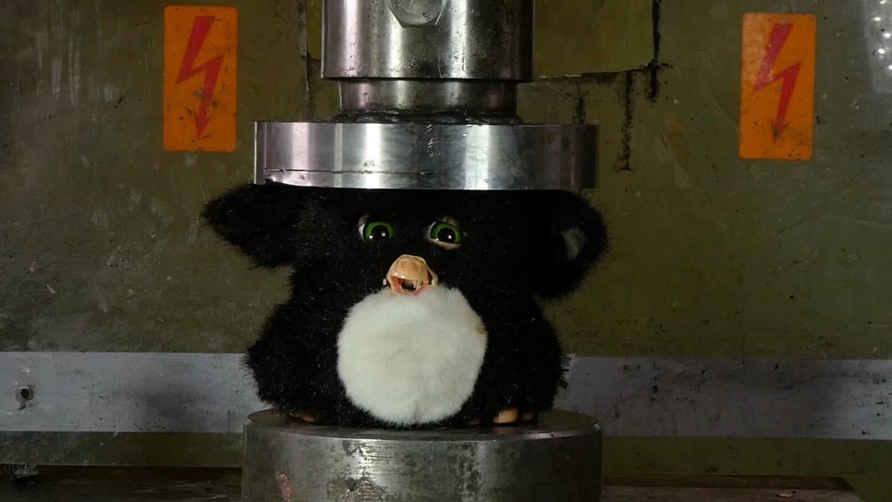 Hydraulische Presse zermalmt Furby