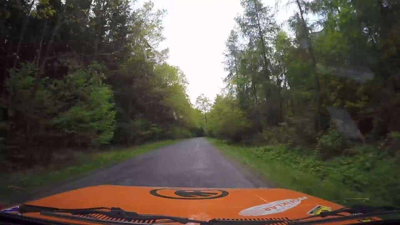 Kamera fliegt bei Crash aus dem Rallye-Auto und filmt hollywoodreife Szene