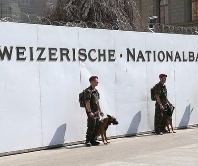 Zum Schutz der Nationalbank vor 86-jährigen Sprayerinnen