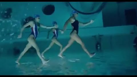 Synchron-Schwimmer, unter Wasser und verkehrt aufgenommen