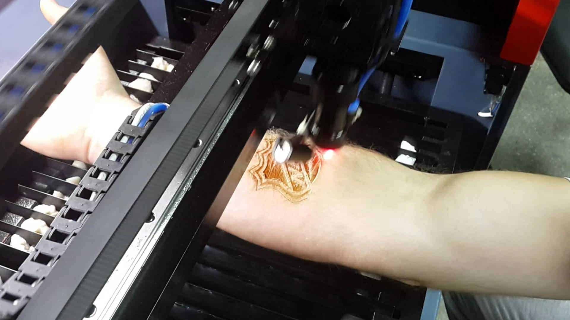 Tatuagem de robô gravada a laser