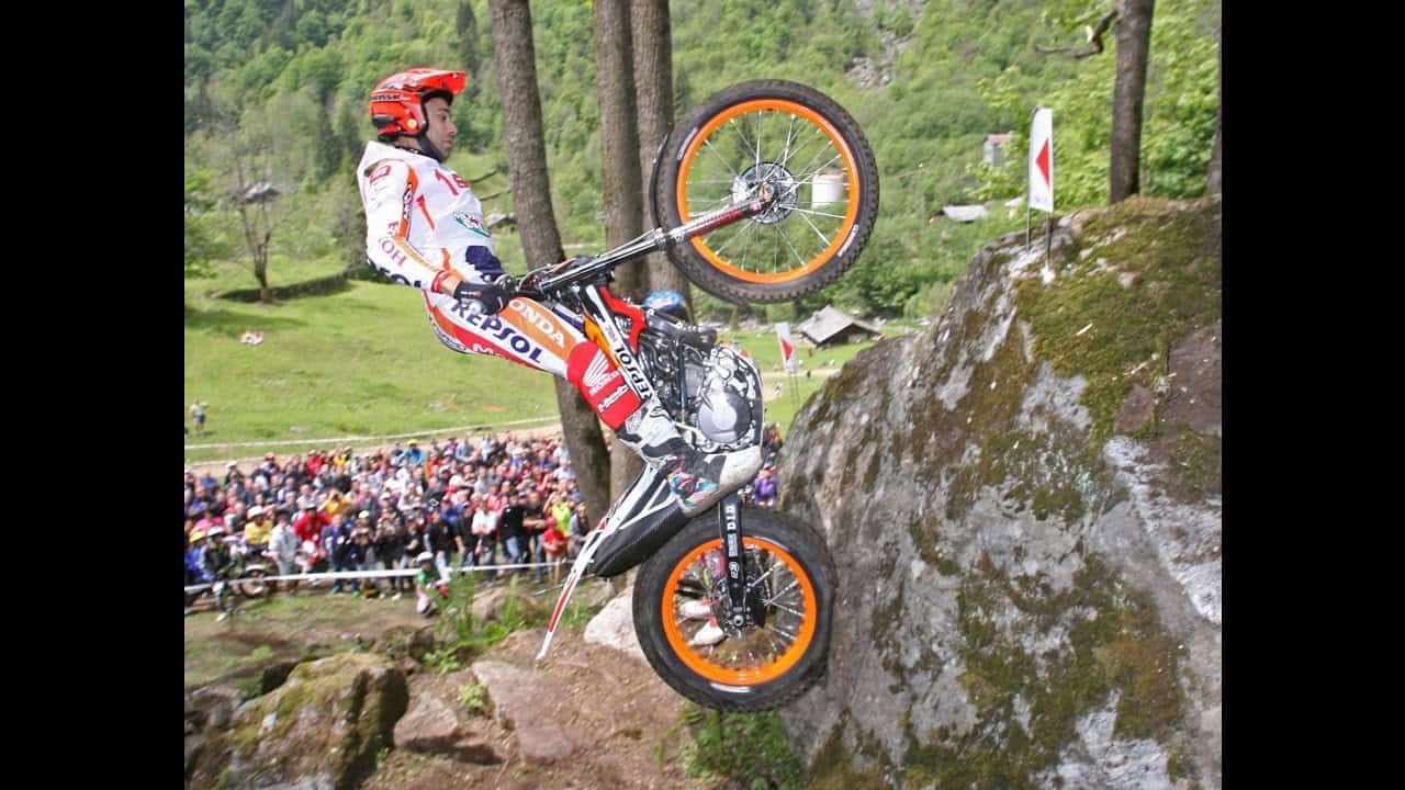 Toni Bou hüpft mit dem Motorrad über Stock und Stein