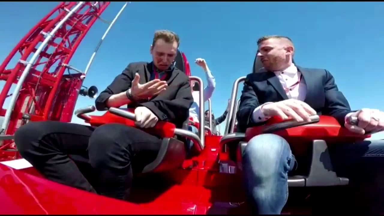 Wenn beim Achterbahn fahren einem ein Vogel ins Gesicht fliegt
