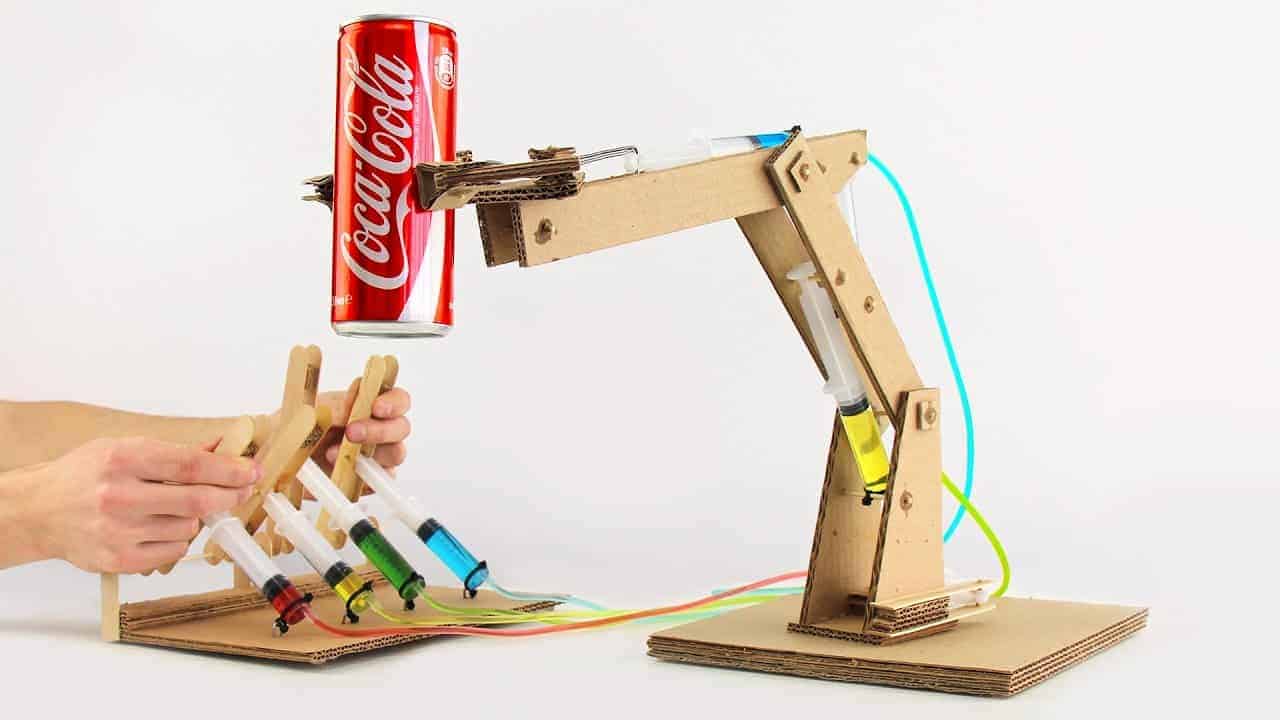 Pappe Controls Wie man aus Pappe einen hydraulischen Roboterarm baut | Dravens Tales ...