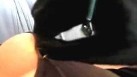 Katze massiert Brüste