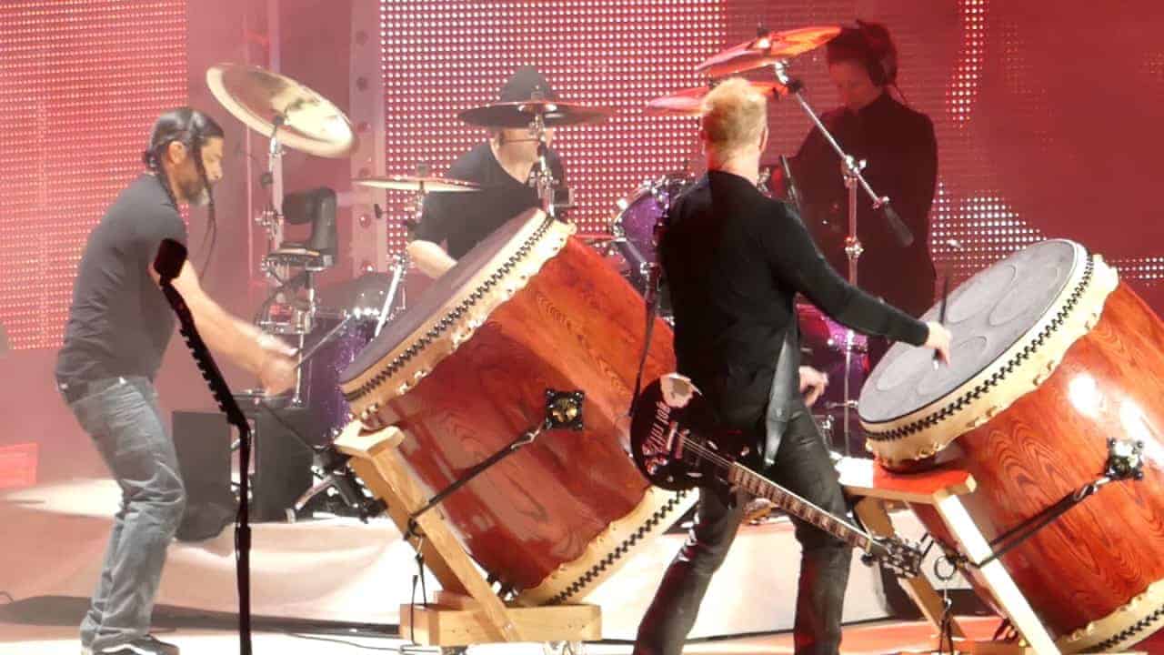 يلعب فريق Metallica نسخة موسعة من "Now That We Dead" مع الفرقة بأكملها على طبول ضخمة