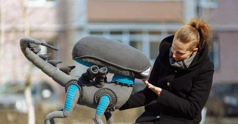 Alien Xenomorph aus Plüsch ist so gross wie ein Hund