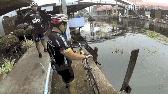 Nur schnell mal das Fahrrad im Fluss waschen