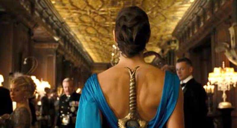 Wie Wonder Woman ihr Schwert in einem Ballkleid versteckt