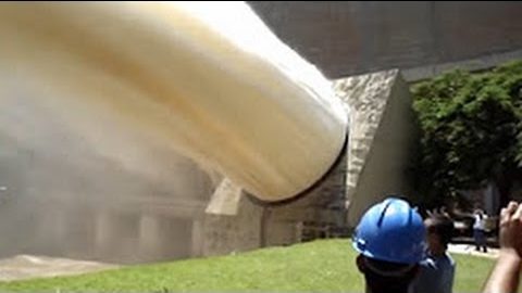 Wenn Stauanlagen und Talsperren die Schleusen öffnen